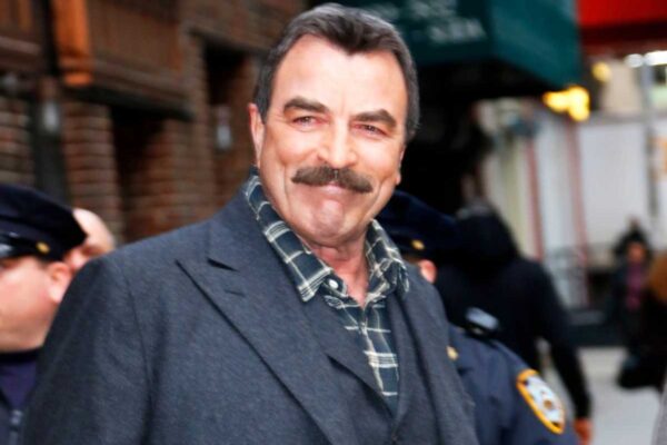 “Tom Selleck Stuns Fans in Rare Public Appearance Without His Iconic Moustache”